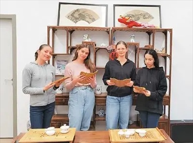 匈中雙語(yǔ)學(xué)校的學(xué)生胡靈月(左一)、宋智孝(右二)學(xué)習(xí)中國(guó)茶文化。