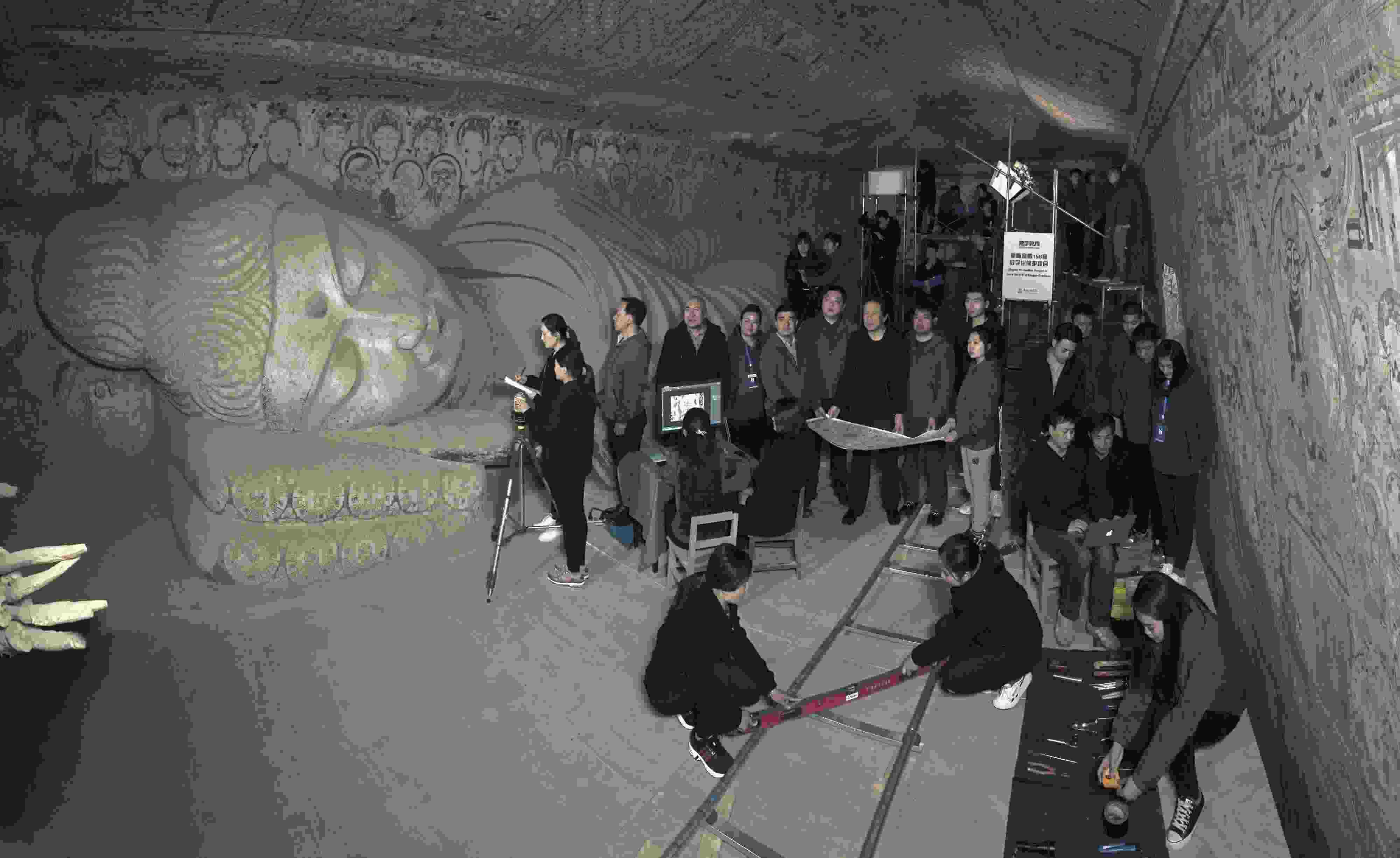 敦煌研究院文物數(shù)字化團(tuán)隊(duì)在莫高窟第158窟工作現(xiàn)場(chǎng)。敦煌研究院供圖