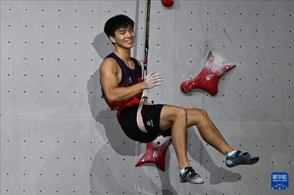 2024年4月13日，在江蘇吳江舉行的2024年國(guó)際攀聯(lián)攀巖世界杯（吳江站）男子速度決賽中，中國(guó)選手伍鵬獲得冠軍。圖為中國(guó)選手伍鵬在決賽后慶祝。新華社發(fā)（王須中攝）