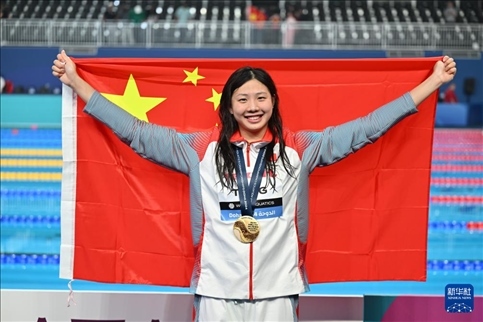 2024年2月13日，2024年世界游泳錦標(biāo)賽游泳項(xiàng)目女子100米蛙泳決賽在卡塔爾多哈舉行。圖為冠軍中國(guó)選手唐錢婷在頒獎(jiǎng)儀式后慶祝。新華社記者 薛宇舸 攝
