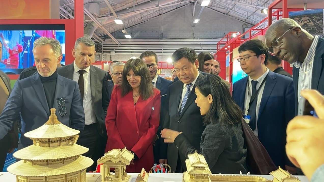 巴黎市市長安妮·伊達爾戈參觀展覽。主辦方供圖