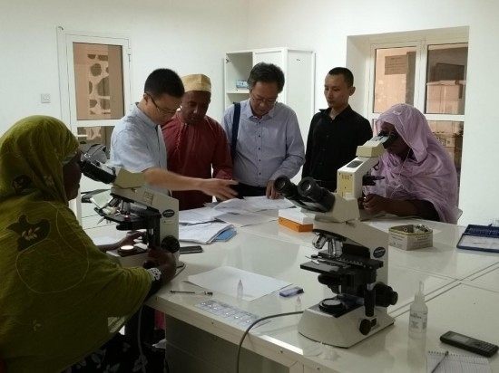廣州中醫(yī)藥大學(xué)青蒿抗瘧援外醫(yī)療隊考察科摩羅國家瘧疾防治中心實驗室。