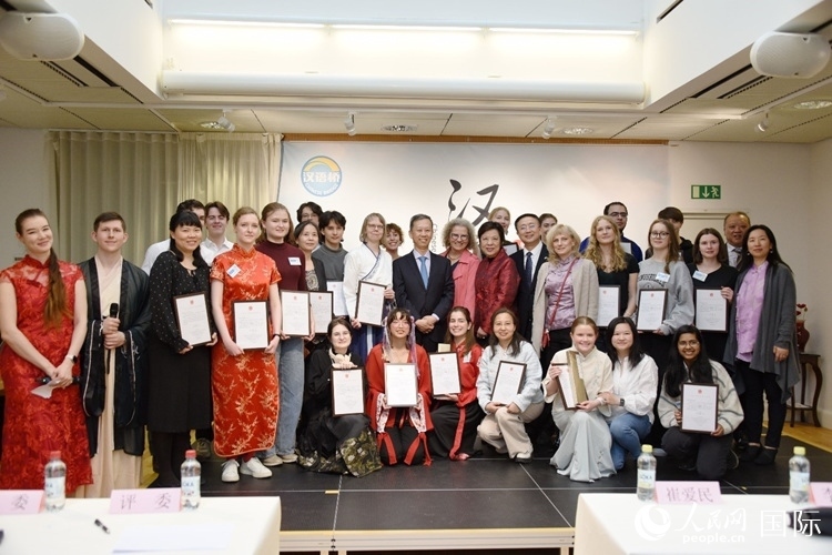 中國駐瑞典大使崔愛民、使館負責教育事務的黃立瓊參贊、預選賽評委老師和指導老師，以及所有獲獎選手合影留念。人民網記者 殷淼攝