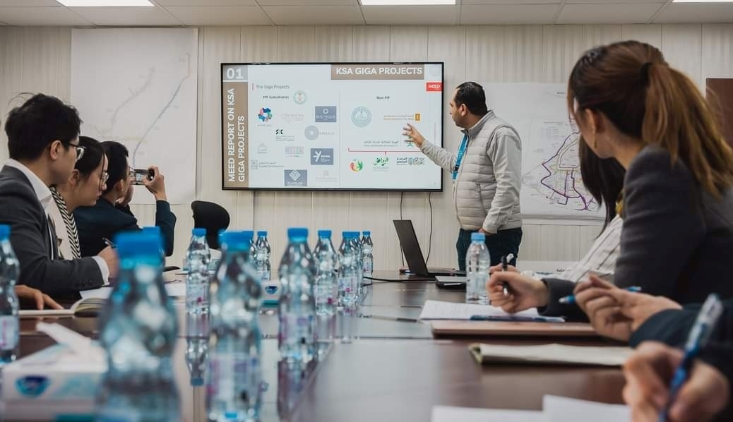 德亞（右三）在和員工開會。中建中東沙特分公司供圖