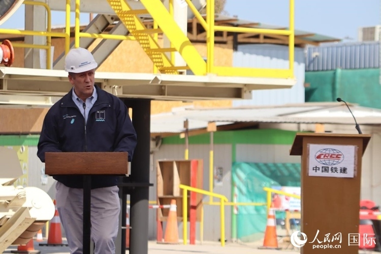 智利交通與電信部部長胡安·卡洛斯·穆尼奧斯在儀式上為盾構(gòu)機(jī)進(jìn)行命名，并宣布盾構(gòu)始發(fā)。陳露明攝