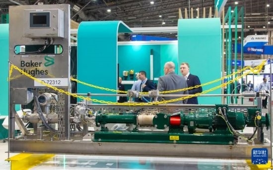 這是5月6日在美國休斯敦國際海洋油氣技術(shù)大會及設(shè)備展上拍攝的展示的裝備。新華社發(fā)（勞承躍攝）