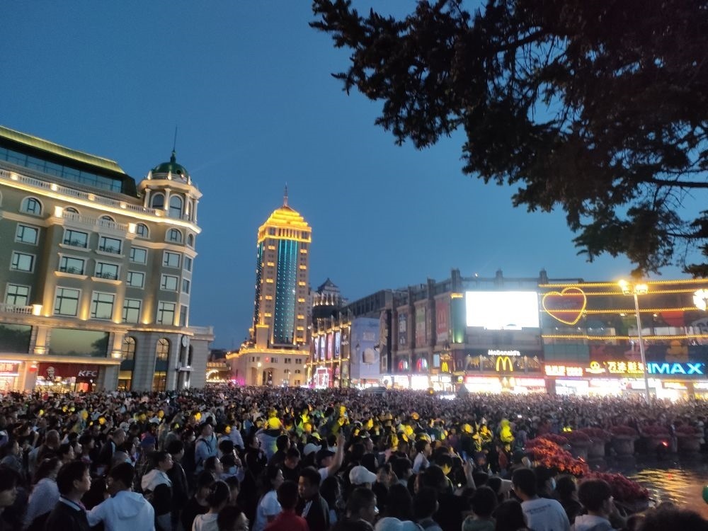 “五一”假期，哈爾濱松花江畔游人如織（2024年5月2日攝）。新華社記者 朱悅 攝