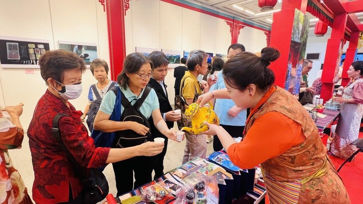 觀眾爭(zhēng)相體驗(yàn)酥油茶。曼谷中國(guó)文化中心供圖