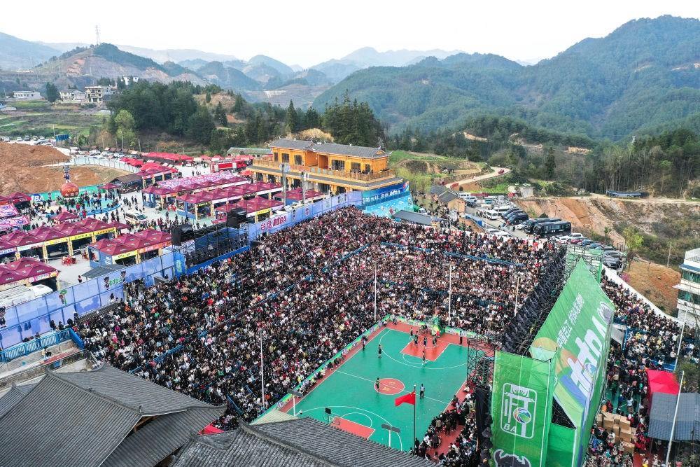 貴州省臺江縣舉辦的2024年“村BA”球王爭霸賽現(xiàn)場（2024年3月22日攝，無人機(jī)照片）。新華社記者 楊文斌 攝