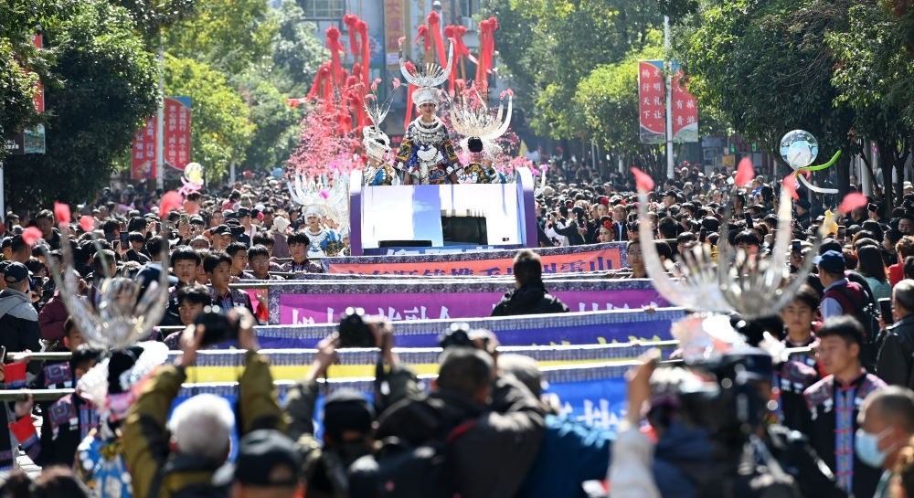 在貴州雷山縣縣城，苗族群眾身著盛裝，載歌載舞參加苗年和鼓藏節(jié)的巡游活動（2023年11月16日攝）。新華社記者 楊楹 攝