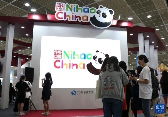 5月9日，在韓國首爾舉行的首爾國際旅游展上，參觀者在中國展區(qū)參加體驗(yàn)項(xiàng)目。新華社記者 姚琪琳 攝