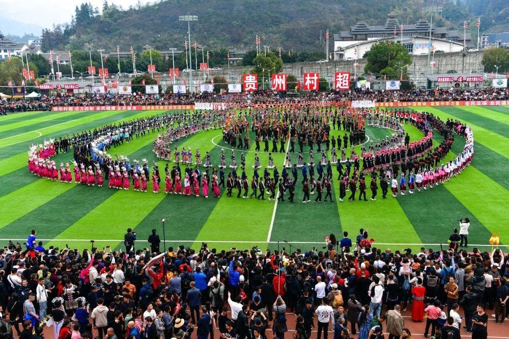 演員在貴州省榕江縣舉辦的2024年第二屆貴州“村超”總決賽開幕式上表演節(jié)目（2024年3月16日攝）。新華社記者 楊文斌 攝