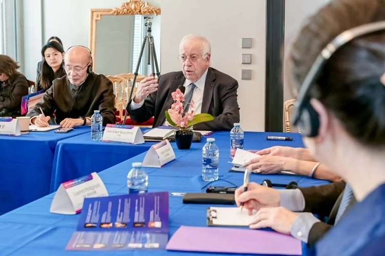 法蘭西科學(xué)院副院長(zhǎng)、巴黎地理學(xué)會(huì)主席讓-羅伯特·馬里·皮特先生發(fā)言（圖片：中國(guó)傳媒大學(xué)