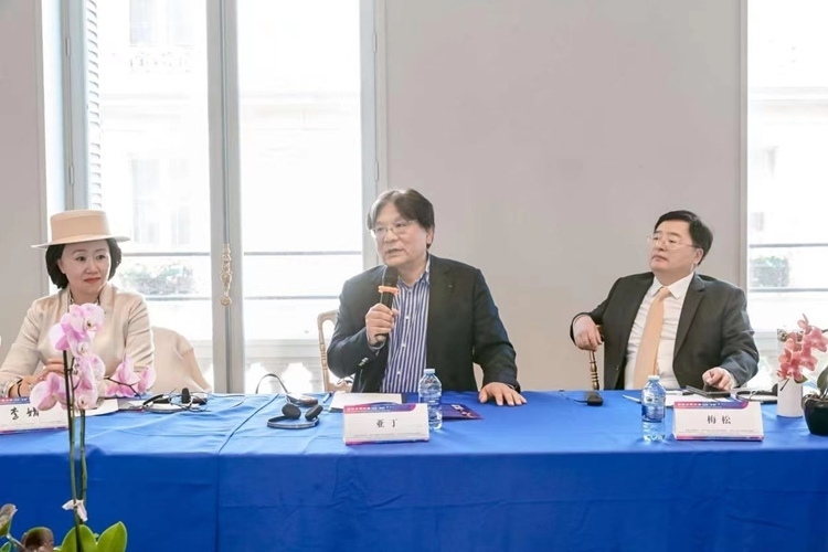 法中交流促進(jìn)會(huì)會(huì)長(zhǎng)、作家、翻譯家、法國(guó)最高榮譽(yù)騎士勛章獲得者亞丁發(fā)言（圖片：中國(guó)傳媒大學(xué)