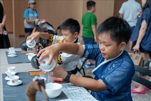 新加坡孩子們在活動現(xiàn)場體驗學(xué)習(xí)茶藝。新加坡中國文化中心供圖