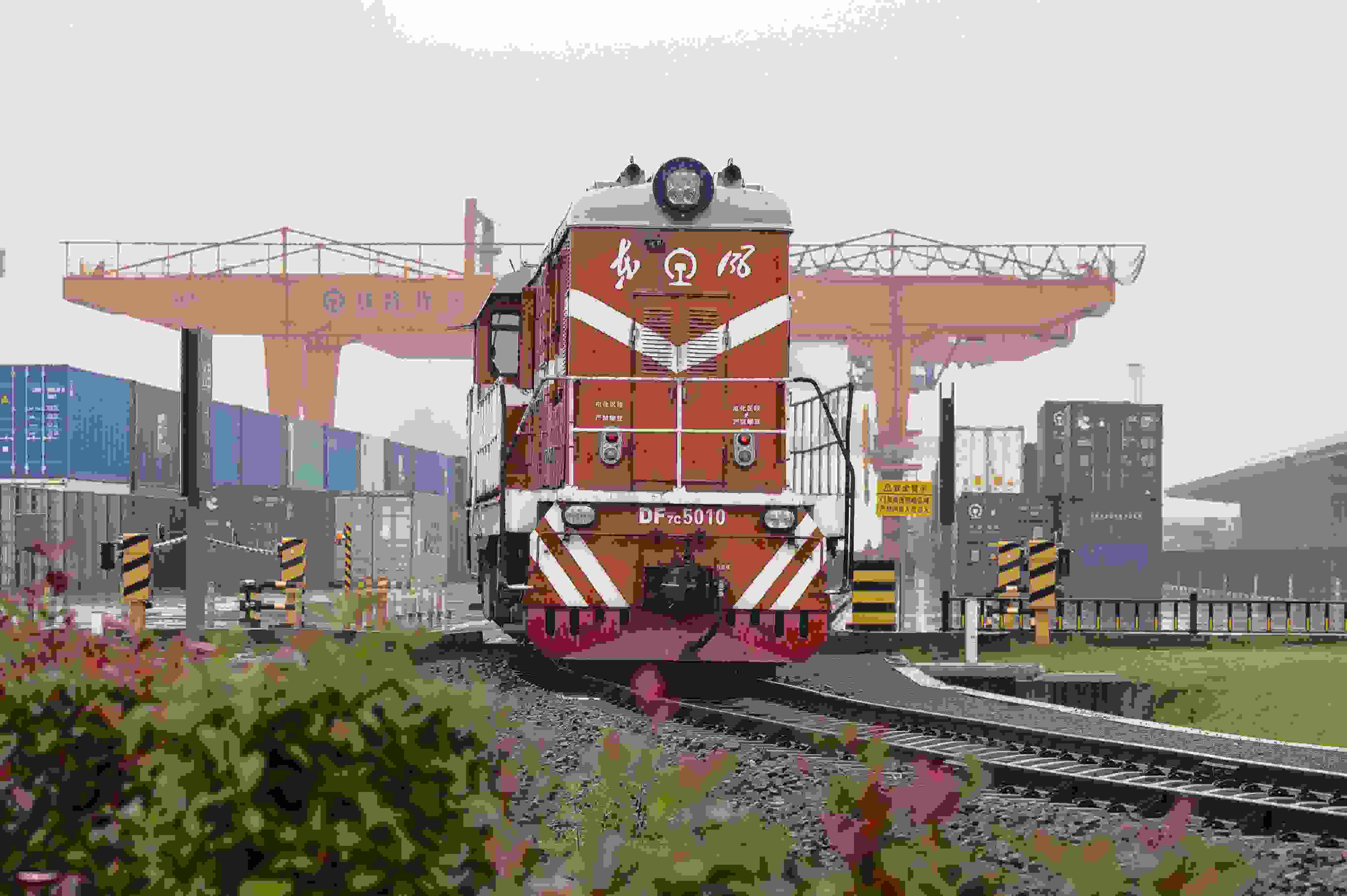 2024年5月5日，“五一”假期最后一天。在浙江省金華市金東區(qū)鐵路金華南站，一列滿(mǎn)載110標(biāo)箱的中歐班列緩緩啟程駛往匈牙利。