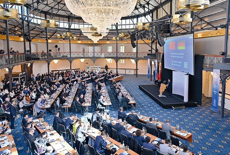 2024“投資中國”系列活動德國專場4月5日在巴登—符滕堡州首府斯圖加特市舉行，活動吸引德國工商界代表超300人參加。圖為當(dāng)日拍攝的活動現(xiàn)場。 新華社記者 任鵬飛/攝