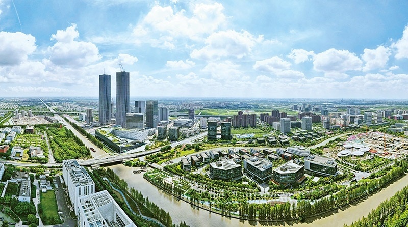 建立全國第一個國際貿(mào)易“單一窗口”，開設(shè)全國第一批自由貿(mào)易賬戶，設(shè)立全國第一家外商獨(dú)資醫(yī)院、第一家外商獨(dú)資公募基金公司、第一家外商獨(dú)資汽車制造企業(yè)……中國（上海）自由貿(mào)易試驗區(qū)掛牌以來，誕生了若干個“全國第一”，在制造業(yè)、金融業(yè)等數(shù)十個開放領(lǐng)域，實現(xiàn)一批全國首創(chuàng)項目落地。圖為上海自貿(mào)區(qū)張江片區(qū)（2023年9月10日攝，無人機(jī)照片）。 新華社記者 方喆/攝