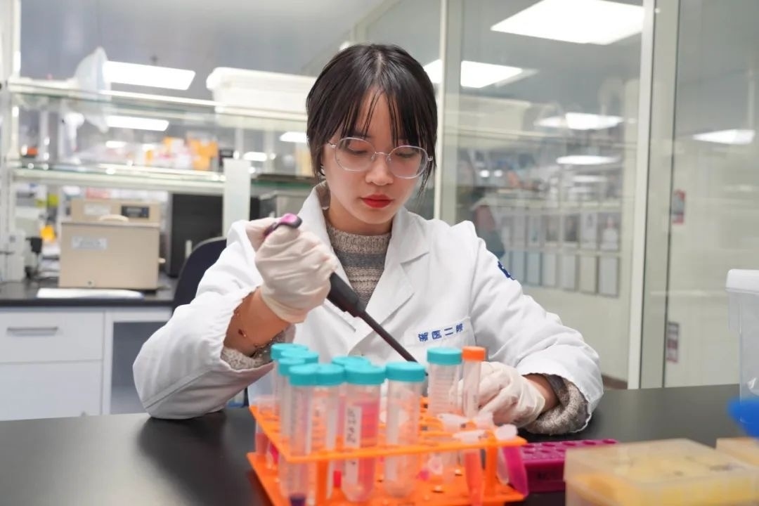倪楚君在實驗中。浙江大學(xué)供圖