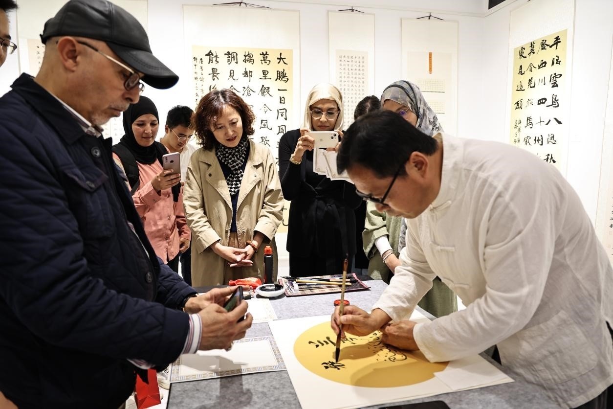 中摩書法老師在共同創(chuàng)作。拉巴特中國文化中心供圖
