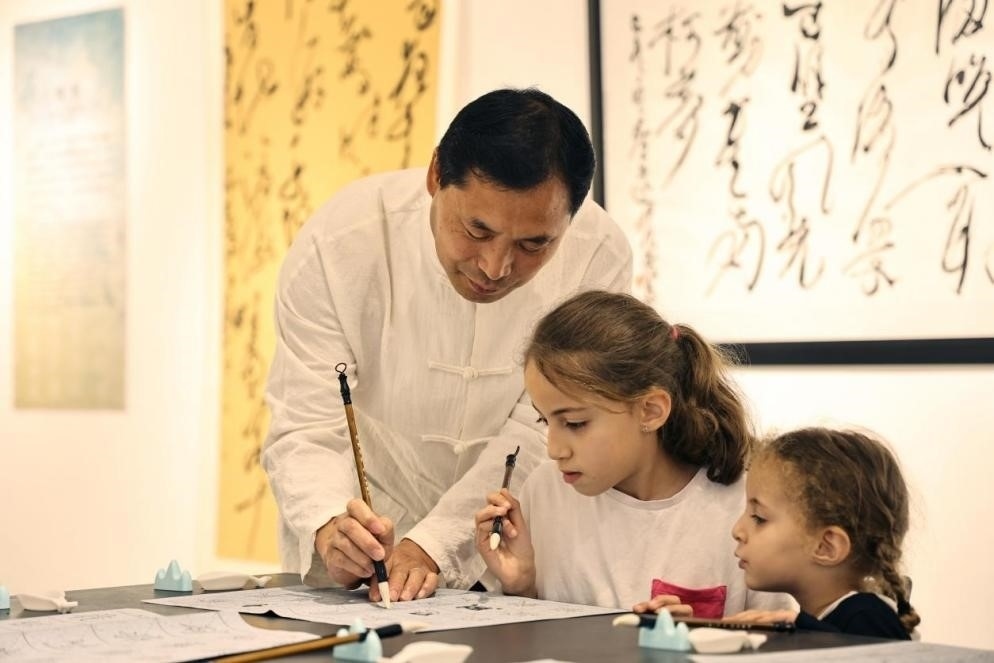 中國書法老師帶領現(xiàn)場觀眾體驗書法。拉巴特中國文化中心供圖