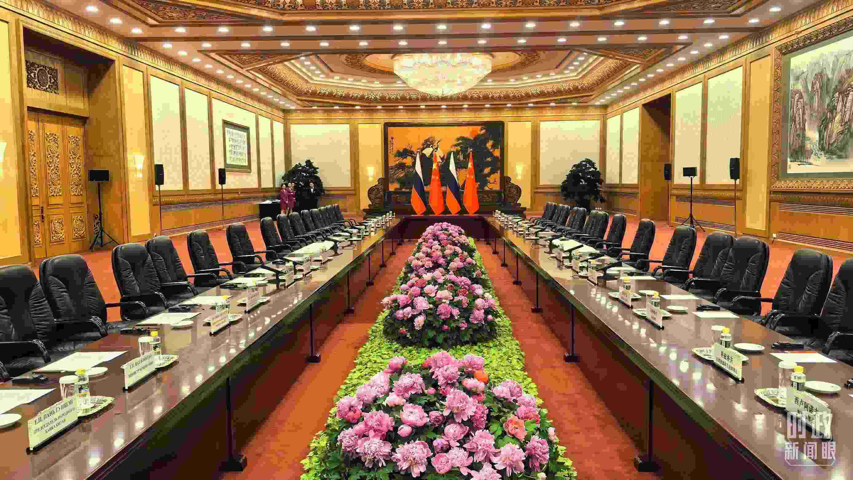 △中俄兩國(guó)元首隨后主持大范圍會(huì)談，這是會(huì)談開(kāi)始前的現(xiàn)場(chǎng)。（總臺(tái)央視記者鄂介甫拍攝）