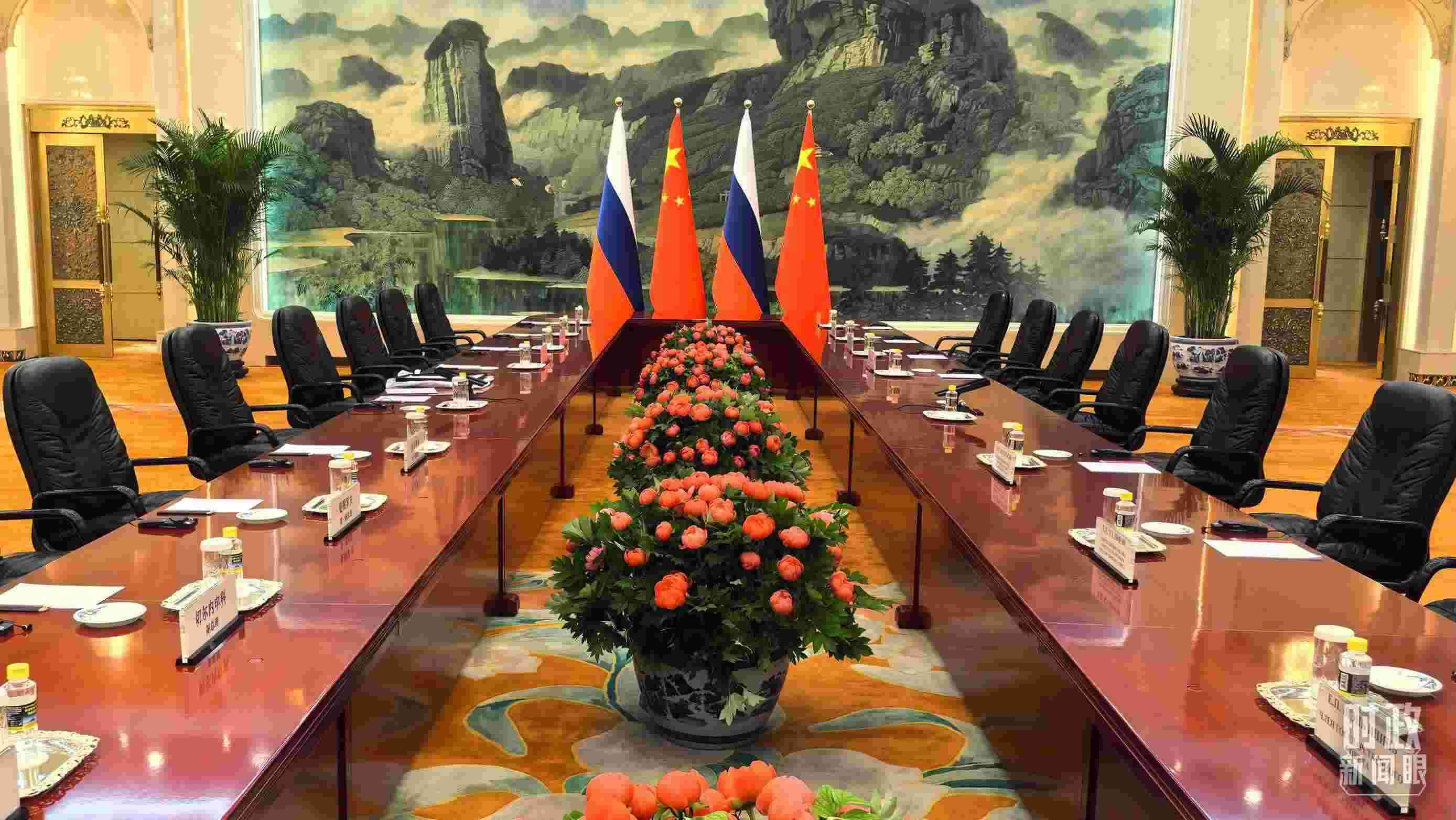 △中俄兩國(guó)元首首先舉行小范圍會(huì)談，這是會(huì)談開(kāi)始前的現(xiàn)場(chǎng)。（總臺(tái)央視記者鄂介甫拍攝）