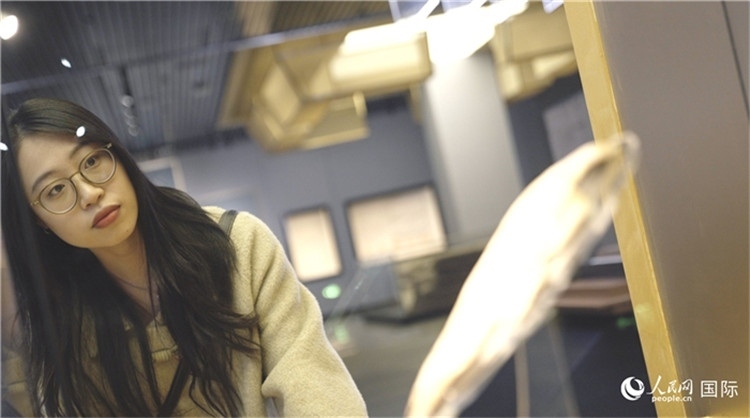 尹怡然在殷墟博物館新館參觀。人民網(wǎng)記者 劉寧攝