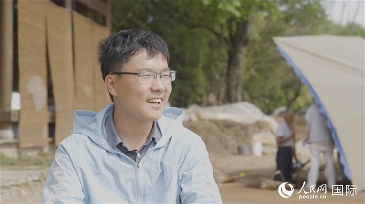 四川省文物考古研究院館員許丹陽(yáng)接受人民網(wǎng)采訪。人民網(wǎng)記者 張榮攝