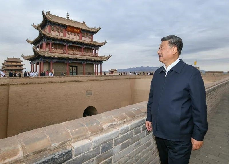 △2019年8月20日，習(xí)近平總書記來到嘉峪關(guān)關(guān)城，登上城樓察看關(guān)城整體面貌，聽取河西走廊長城、關(guān)隘歷史文化情況介紹。