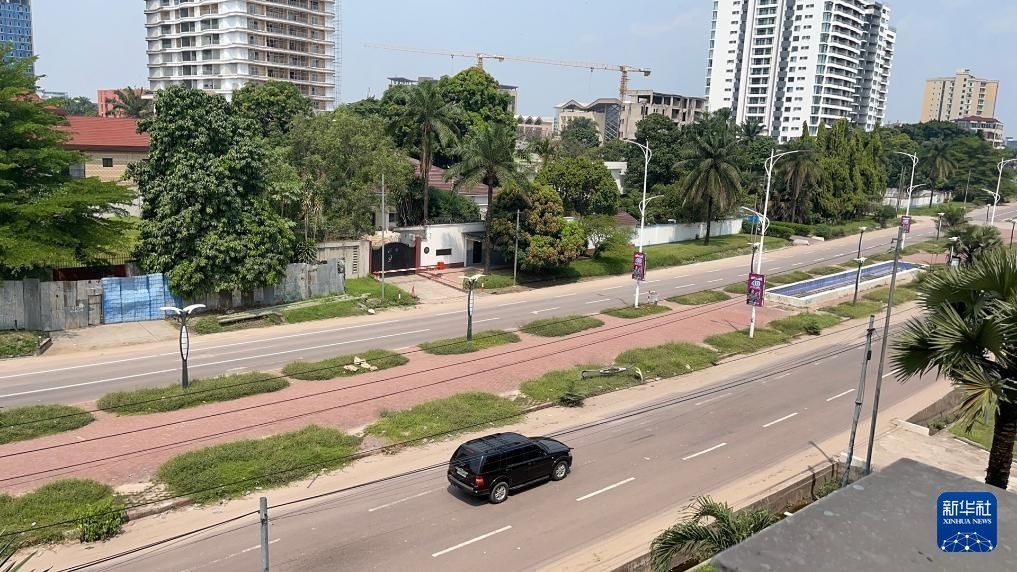 這是5月19日在剛果（金）首都金沙薩拍攝的街景（手機照片）。新華社發(fā)