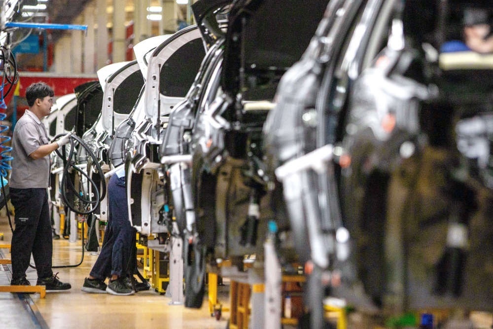 2023年9月7日，在位于泰國春武里府的上汽正大公司汽車工廠，工人在生產車間內工作。新華社記者 王騰 攝