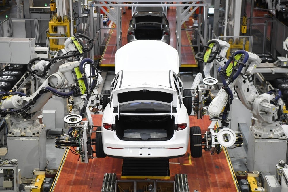 這是2024年4月24日拍攝的廣州廣汽埃安新能源汽車的全自動化輪胎安裝工作站。新華社記者 鄧華 攝