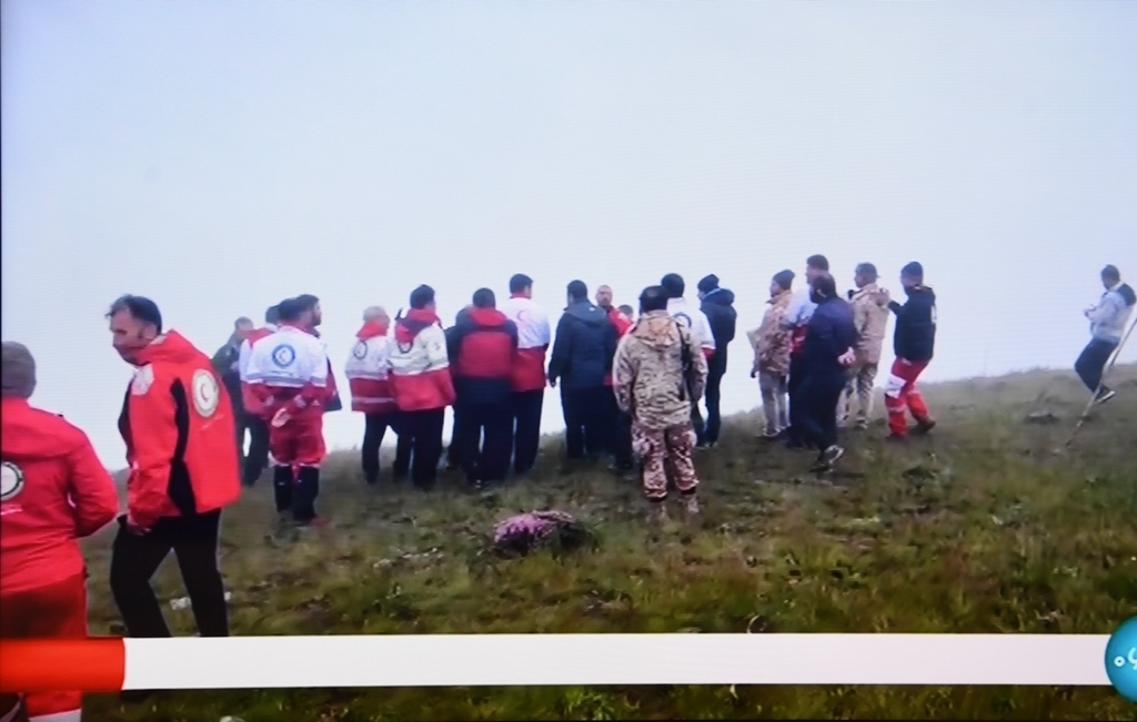 據(jù)伊朗邁赫爾通訊社5月20日?qǐng)?bào)道，伊朗總統(tǒng)萊希在直升機(jī)事故中遇難。這是5月20日拍攝的伊朗國(guó)家電視臺(tái)播放的救援人員抵達(dá)事故現(xiàn)場(chǎng)的畫(huà)面。 新華社記者 沙達(dá)提 攝