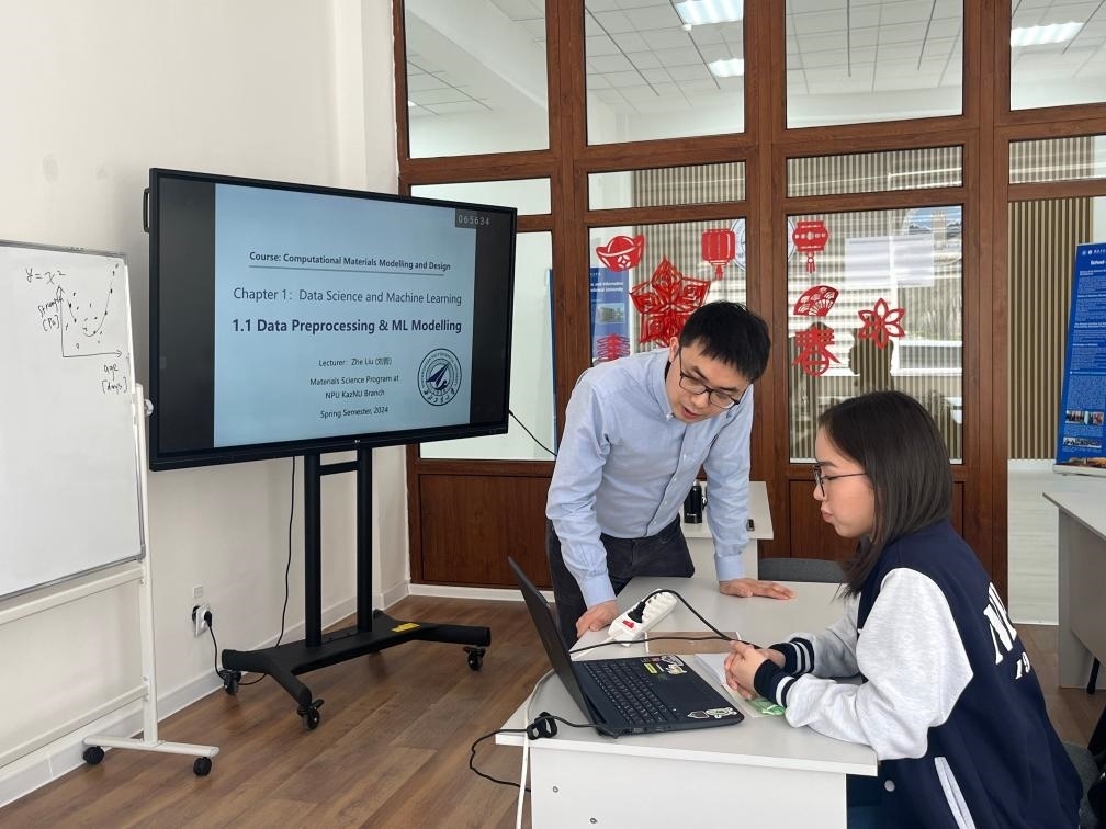 2024年4月，西北工業(yè)大學材料學院劉哲教授在西北工業(yè)大學哈薩克斯坦分校授課。（西北工業(yè)大學供圖）