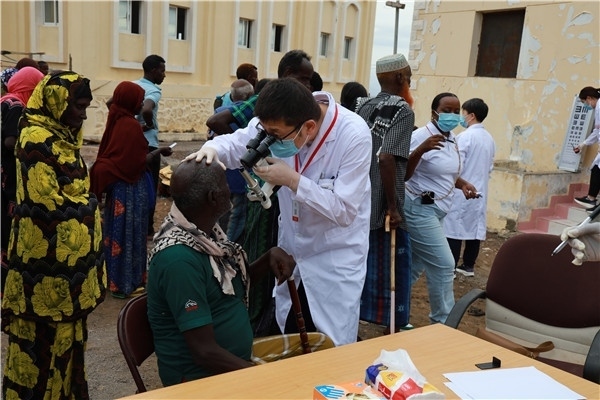 在義診現(xiàn)場(chǎng)，中國醫(yī)生與當(dāng)?shù)鼐用窈嫌傲裟?，吉布提鹽業(yè)投資公司供圖