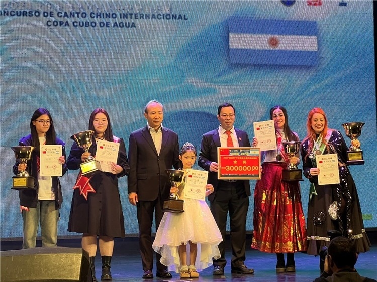 圖為中國駐阿根廷大使王衛(wèi)、阿根廷華文教育基金會會長劉芳勇為五名“金獎(jiǎng)”選手頒獎(jiǎng)（阿根廷拉普拉塔國立大學(xué)孔子學(xué)院供圖）