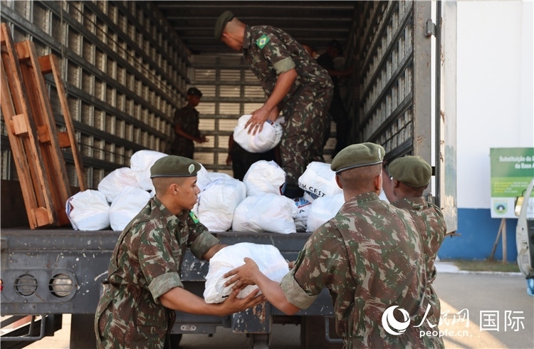 里約加利昂空軍基地，軍人在將捐贈(zèng)物資裝車。人民網(wǎng)記者 時(shí)元皓攝