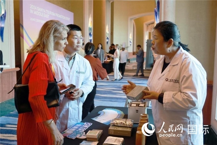 三亞市中醫(yī)院代表向來(lái)賓介紹中醫(yī)。人民網(wǎng)記者管克江攝