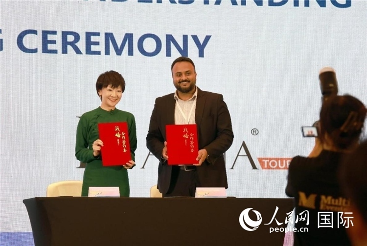 三亞與迪拜當(dāng)?shù)芈眯猩绾炇鸷献鲄f(xié)議。人民網(wǎng)記者管克江攝