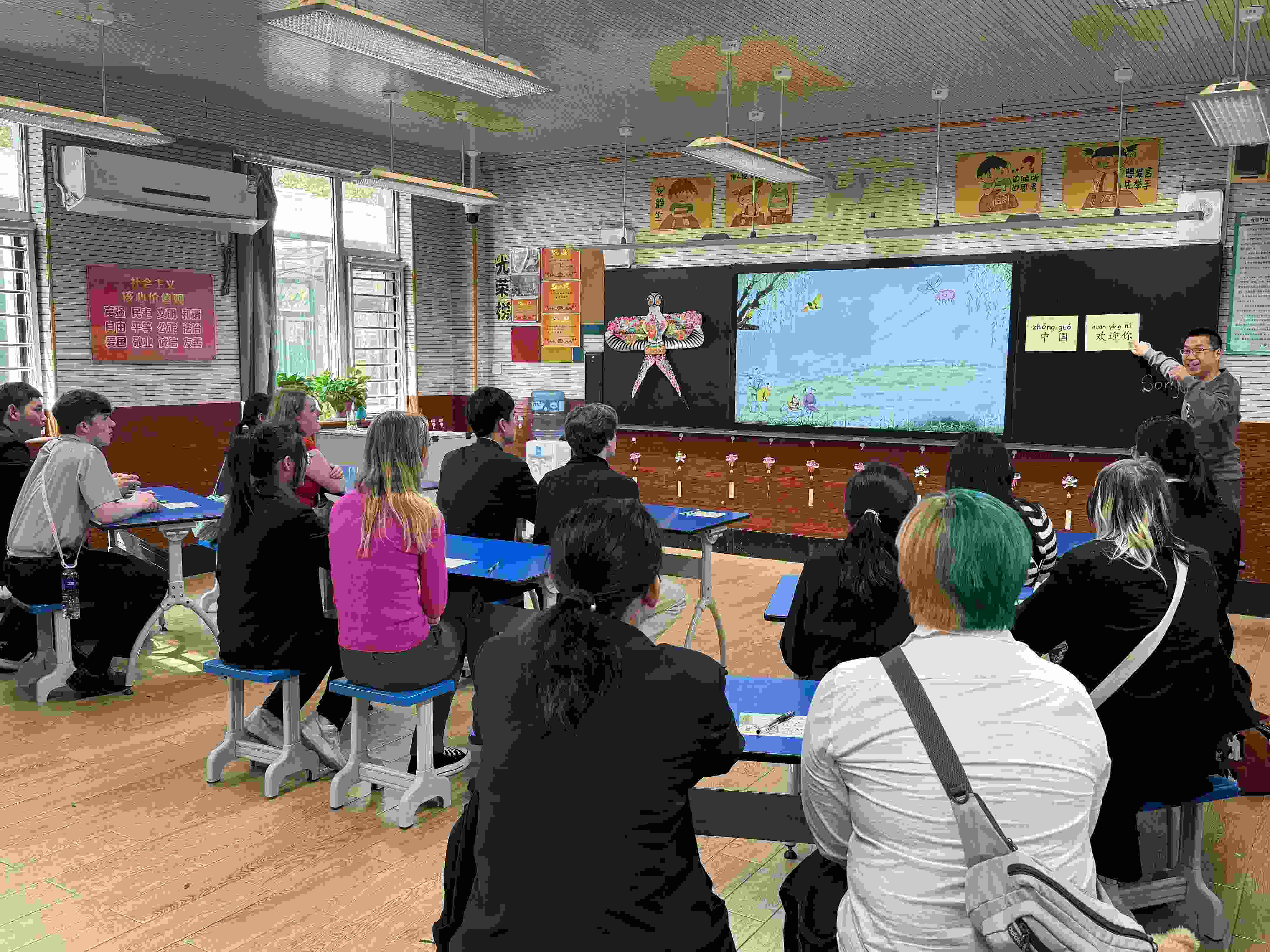 2024年4月20日，美國艾奧瓦州馬斯卡廷高中“友誼傳承”研學(xué)團來到石家莊外國語學(xué)校，中美學(xué)生同上一節(jié)中文課。