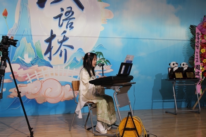 參賽選手在比賽中進(jìn)行中華才藝展示。