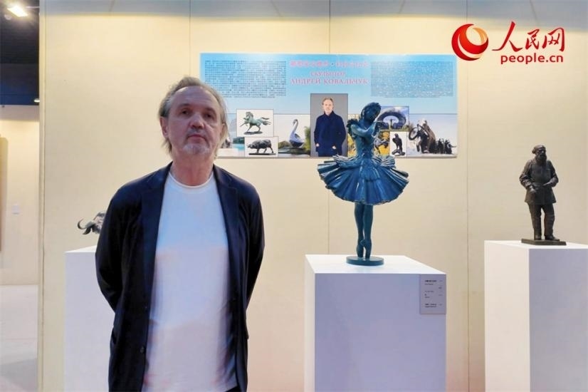 俄羅斯人民藝術家、俄羅斯美協主席安德烈·科瓦爾丘克正在接受人民網的采訪。人民網記者 劉微攝