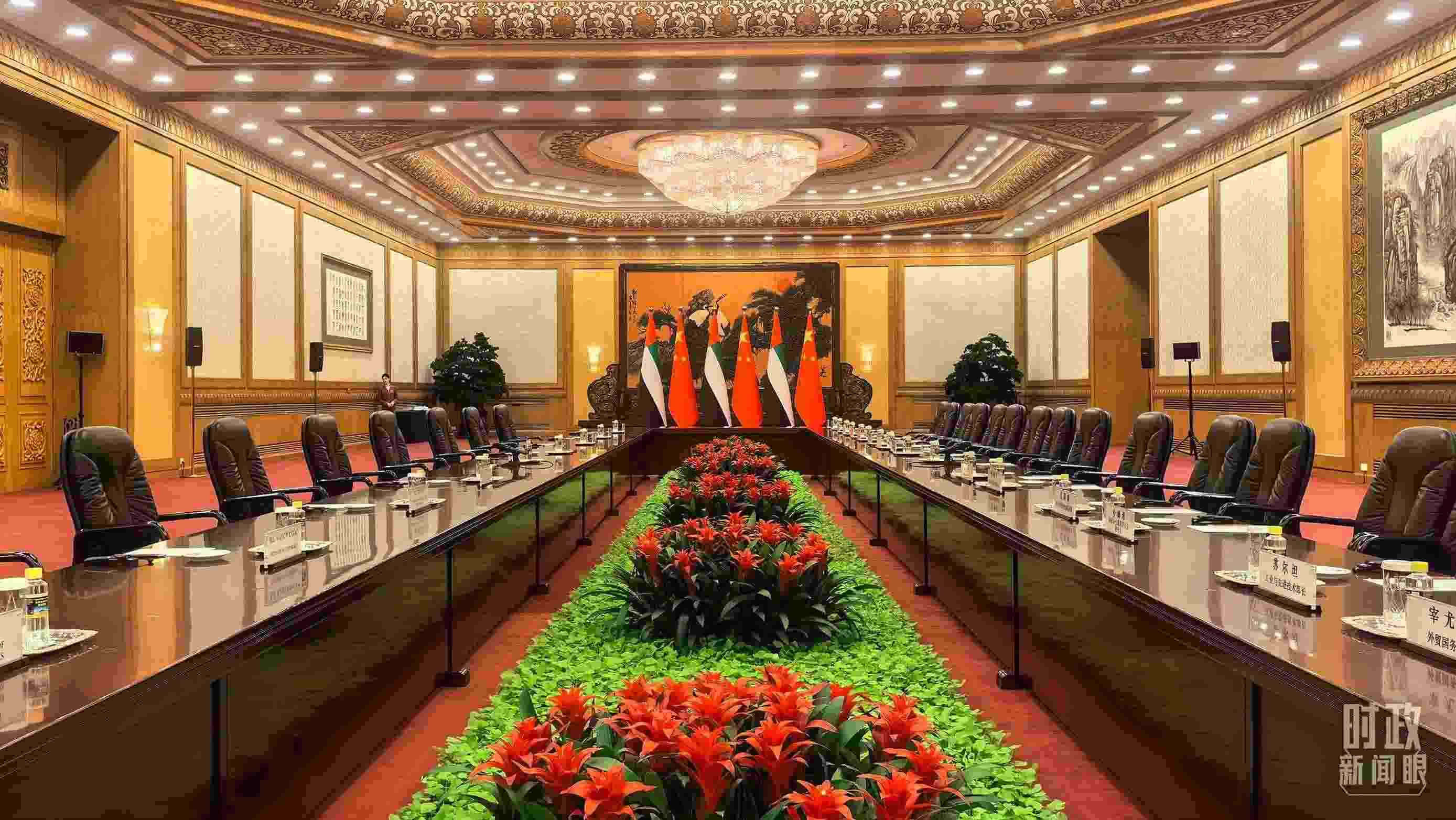 △5月30日下午，習(xí)近平主席同阿聯(lián)酋總統(tǒng)穆罕默德會(huì)談。這是會(huì)談開始前的現(xiàn)場。（總臺(tái)央視記者鄂介甫拍攝）