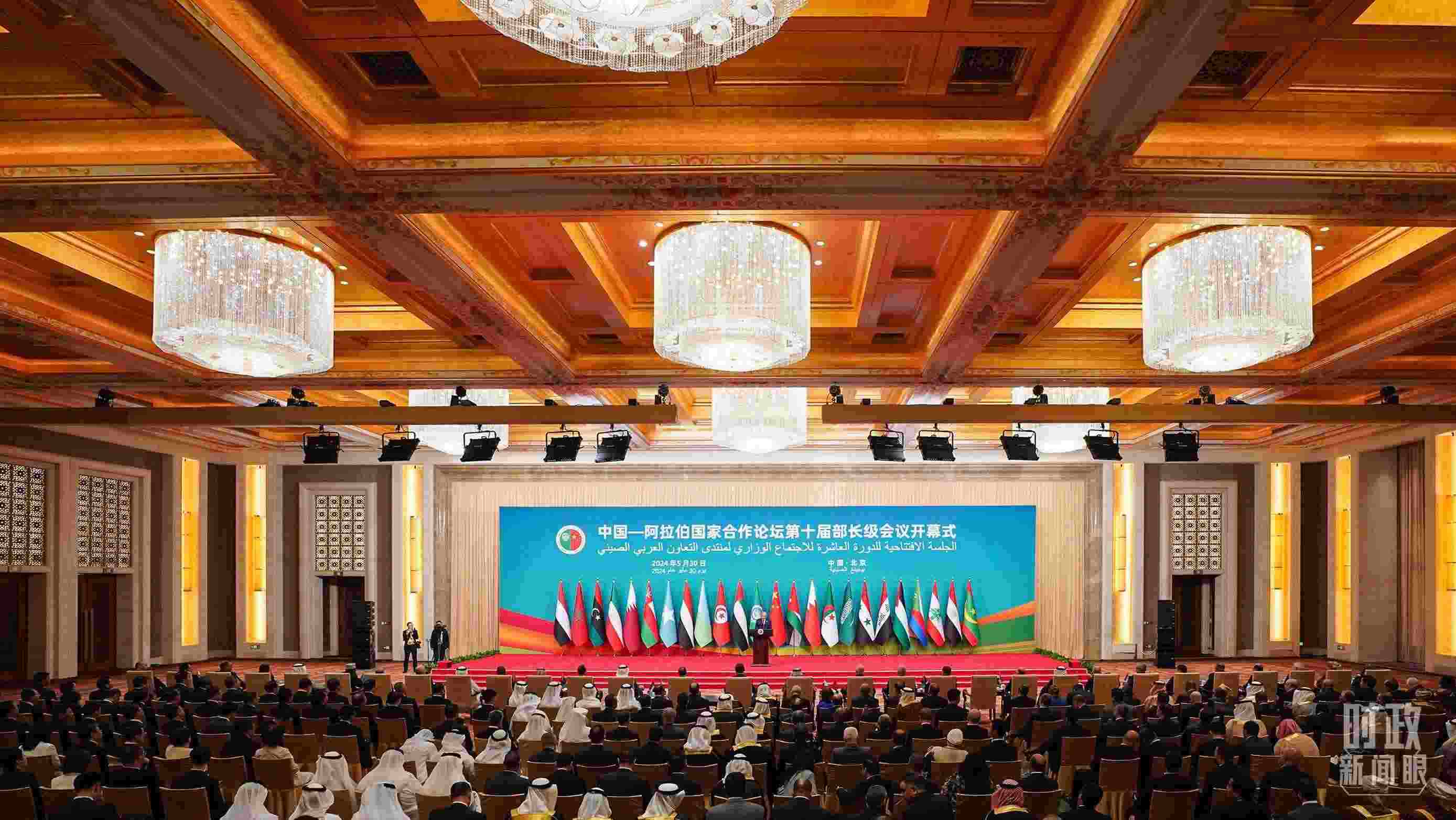 △5月30日開幕式現(xiàn)場，阿盟秘書長蓋特在致辭。（總臺(tái)國廣記者李晉拍攝）