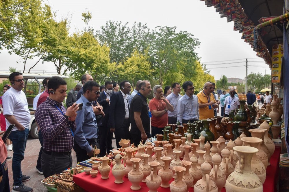 2023年5月31日，阿拉伯國(guó)家聯(lián)盟代表團(tuán)一行在新疆喀什古城參觀訪問。新華社記者 高晗 攝