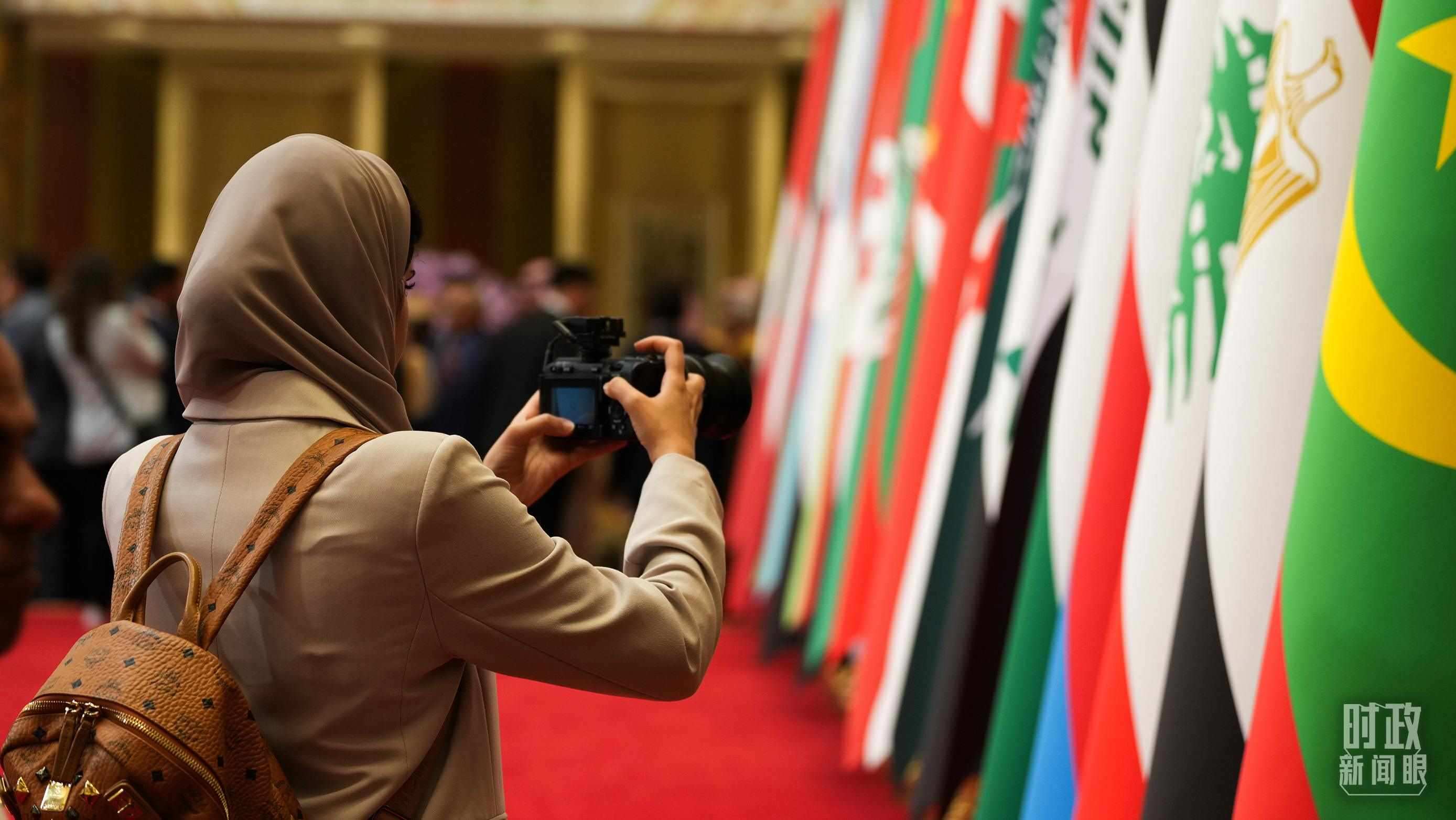 △外國媒體拍攝現(xiàn)場旗陣。（總臺(tái)國廣記者李晉拍攝）