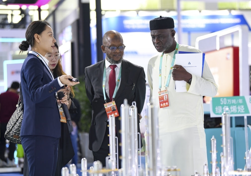 2023年9月22日，嘉賓在第六屆中阿博覽會(huì)上了解清潔能源項(xiàng)目。新華社記者 馮開華 攝