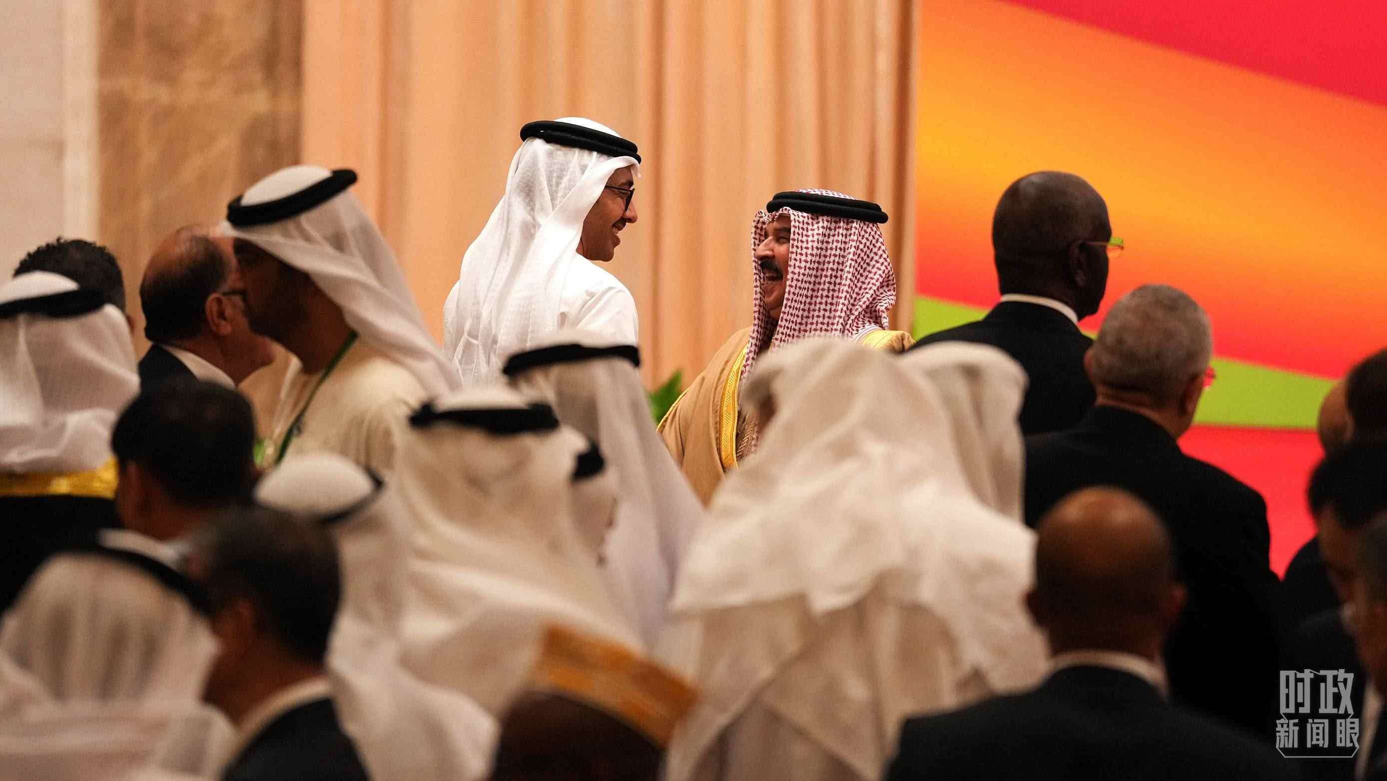 △與會(huì)代表在交談。（總臺(tái)國廣記者李晉拍攝）