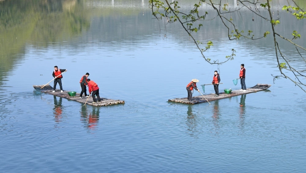 浙江省臺(tái)州市仙居縣步路鄉(xiāng)黨員志愿者與河長(zhǎng)一起在永安溪巡河護(hù)水，清理雜物垃圾（2024年3月20日攝）。新華社發(fā)（王華斌攝）